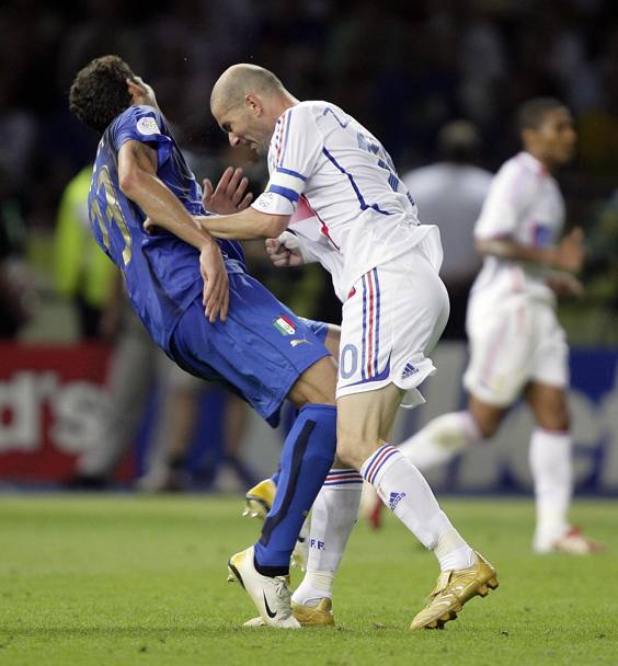 Zinedine Zidane colpisce Materazzi durante il secondo tempo supplementare della finale e viene espulso (Reuters)